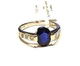 Gredzens ar briljantiem (0.28 ct), safīru (1.3 ct) (pildīts ar Pb stiklu) 630-1163