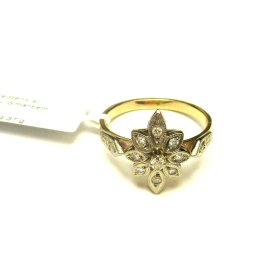 Gredzens ar briljantu(0.03 ct), dimantiem (0.10ct) 961-5263 (rezerv;ets līdz 20.06.)
