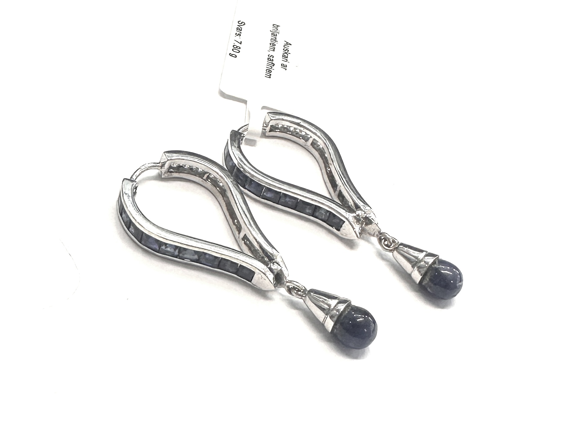 Auskari ar briljantiem (0.60 ct), safīriem (2.09 ct) 350-0763. Rezervēts līdz 25.02.2026