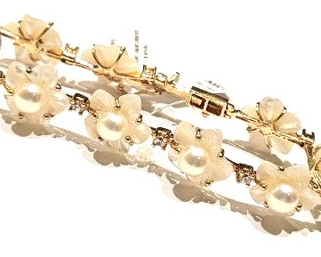 Aproce ar kultivētām pērlēm, perlamutriem 1490-1163