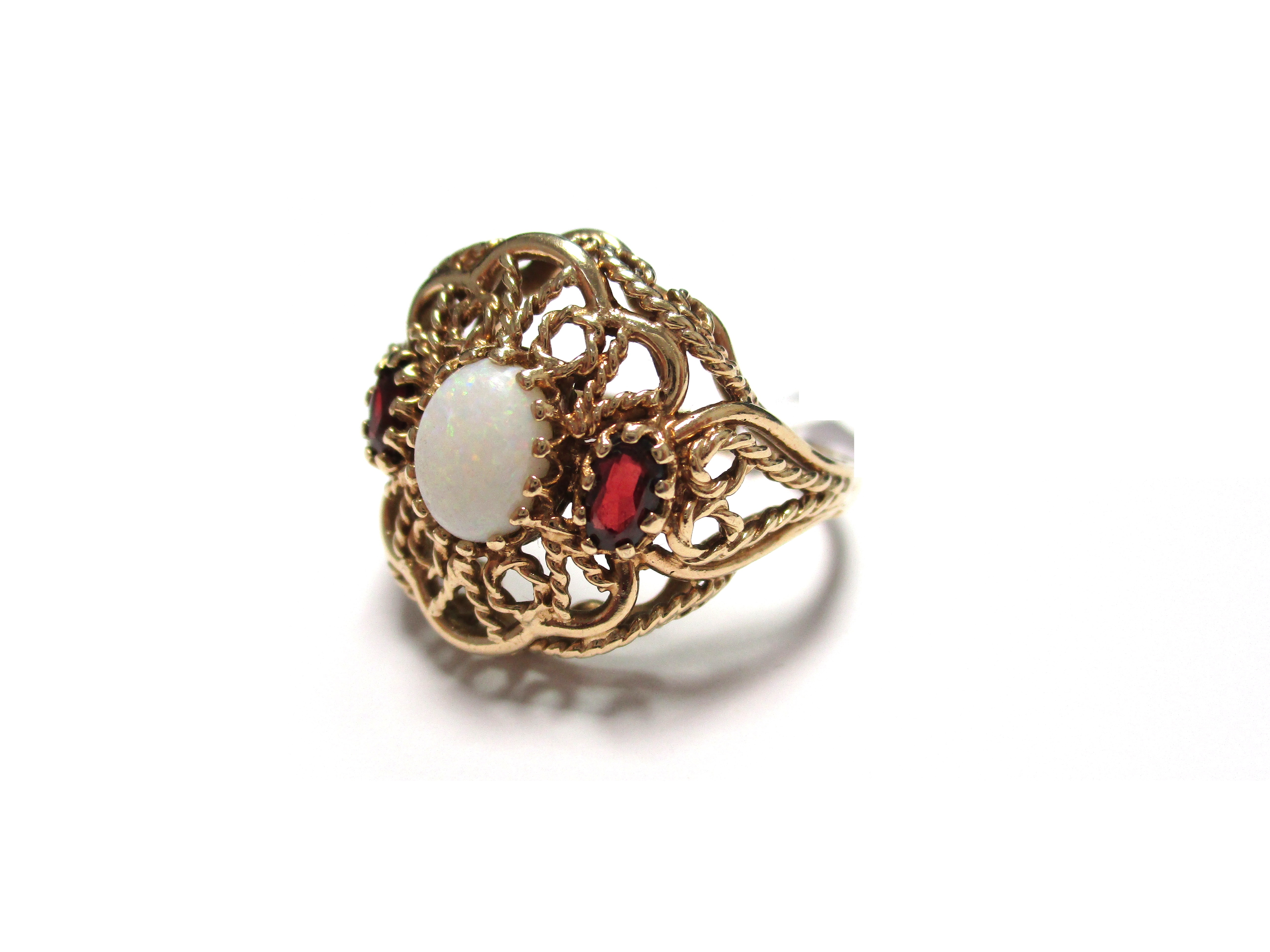 Gredzens ar opālu un granātiem 390-3463