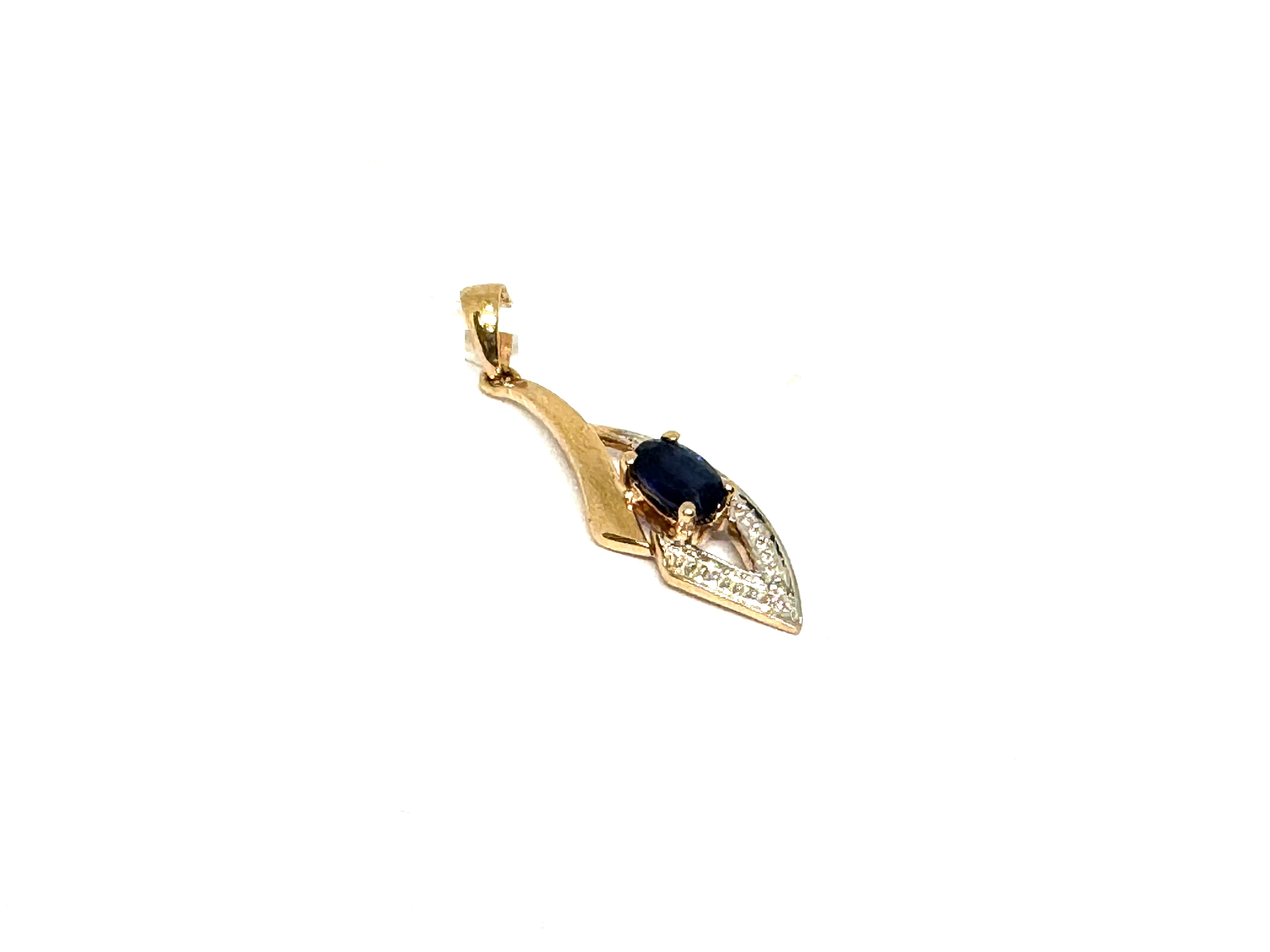 Kulons ar  briljantu (0.01 ct),  safīru (0.4 ct)  160g2-4663