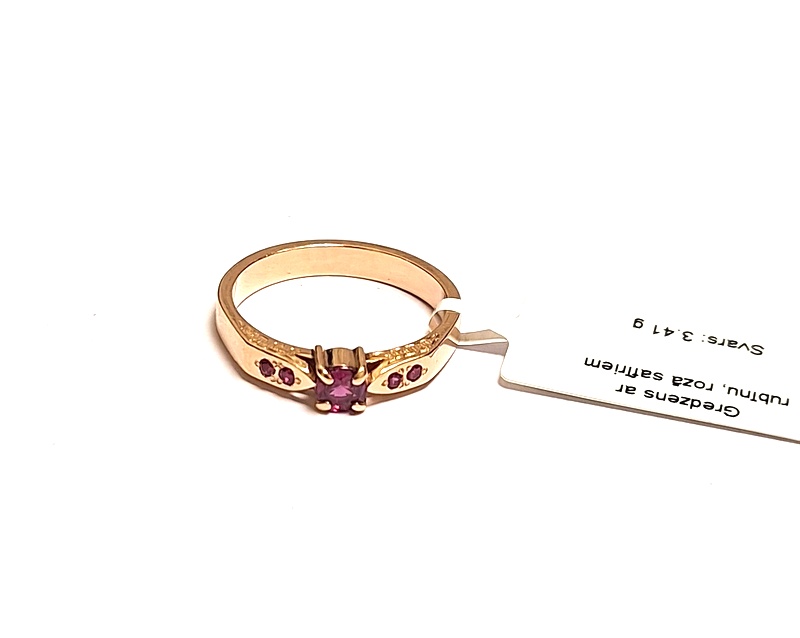 Gredzens ar rubīnu (0.15 ct.), roza safīriem (0.05 ct.) 1370-2851